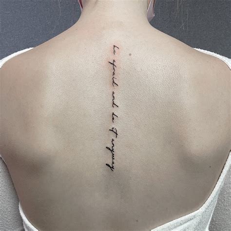 tatuagem feminina no meio das costas escrita|Tatuagem feminina escrita nas costas: 20 inspirações para a。